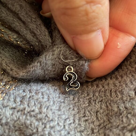 Nwot 2 Chic gray acrylic sweater with metallic gold thread - Picture 10 of 11